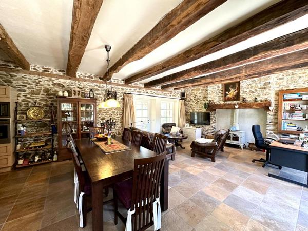 MAISON EN PIERRES SANS VOISIN