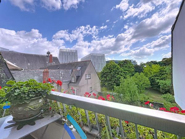A vendre - Appartement T5 de 98 m² au dernier étage avec ascenseur, balcons, deux stationnements et cave - Rare à la vente "Angers Gare / Visitation"
