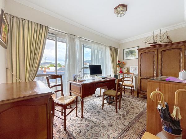 A vendre - Appartement T5 de 98 m² au dernier étage avec ascenseur, balcons, deux stationnements et cave - Rare à la vente "Angers Gare / Visitation"