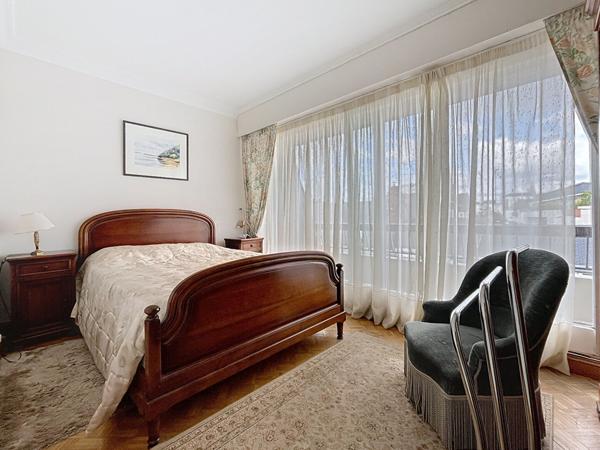 A vendre - Appartement T5 de 98 m² au dernier étage avec ascenseur, balcons, deux stationnements et cave - Rare à la vente "Angers Gare / Visitation"