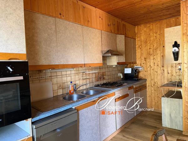 Maison mitoyenne avec beau terrain de 825 m² – à personnaliser
