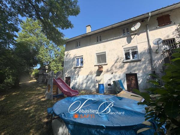 Maison mitoyenne avec beau terrain de 825 m² – à personnaliser