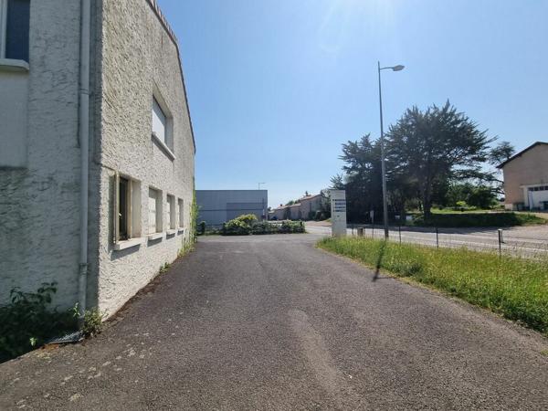 BUREAUX À LOUER AU PRÉMIER ÉTAGE DE 178 m² VOUNEUIL SOUS BIARD