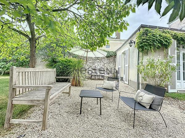 Propriété familiale à vendre en centre ville de Chateau-gontier - 217m2 et 7 chambres - 670m2 de terrain avec piscine !