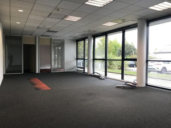 LOCATION DE BUREAUX SAINT-HERBLAIN ZENITH 1601 M2 AVEC PARKINGS