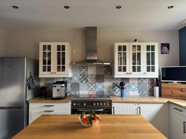 Belle maison familiale de 2013, idéalement située, au calme, dans un bourg avec commerces et école.