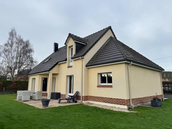 Belle maison familiale de 2013, idéalement située, au calme, dans un bourg avec commerces et école.