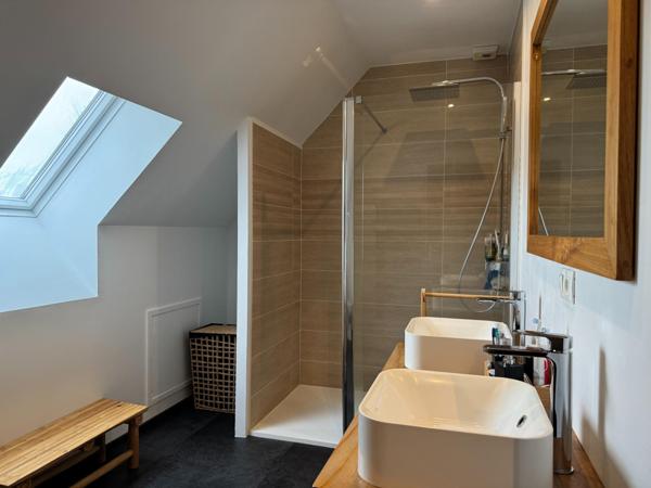 Belle maison familiale de 2013, idéalement située, au calme, dans un bourg avec commerces et école.