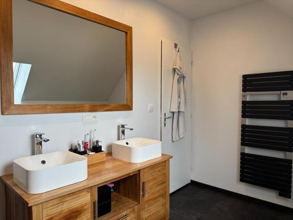 Belle maison familiale de 2013, idéalement située, au calme, dans un bourg avec commerces et école.