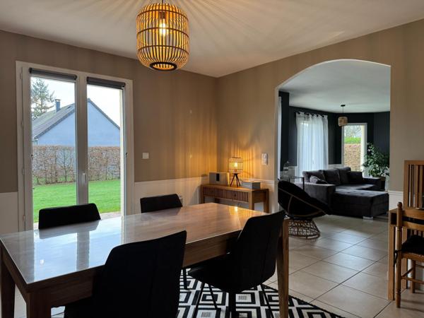 Belle maison familiale de 2013, idéalement située, au calme, dans un bourg avec commerces et école.