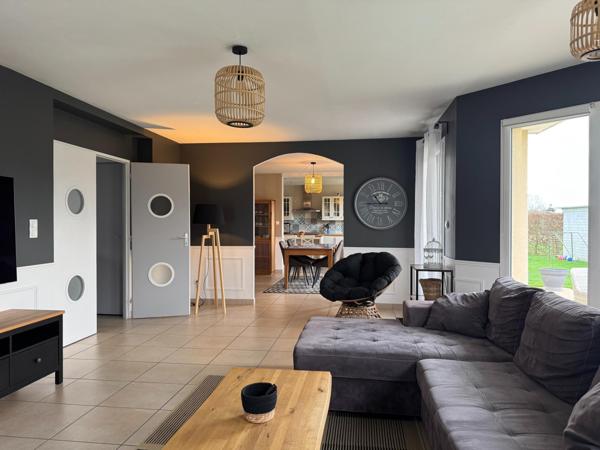 Belle maison familiale de 2013, idéalement située, au calme, dans un bourg avec commerces et école.