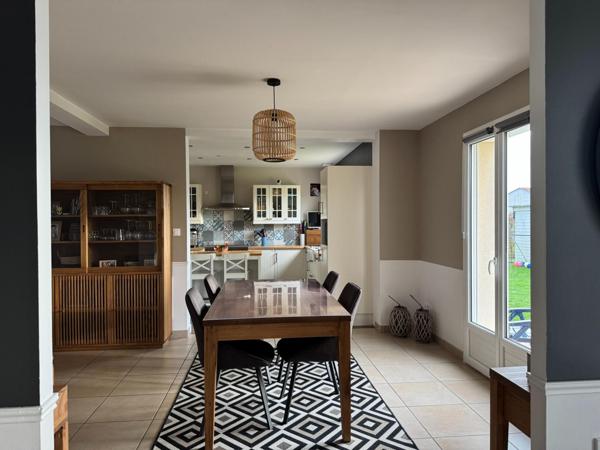 Belle maison familiale de 2013, idéalement située, au calme, dans un bourg avec commerces et école.