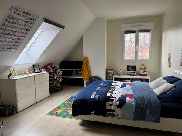 Belle maison familiale de 2013, idéalement située, au calme, dans un bourg avec commerces et école.