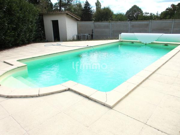 Belle maison de plain-pied avec piscine chauffée et panneaux solaires