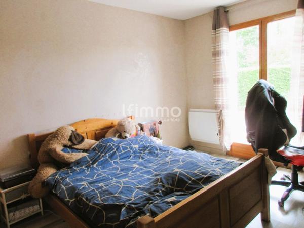 Belle maison de plain-pied avec piscine chauffée et panneaux solaires
