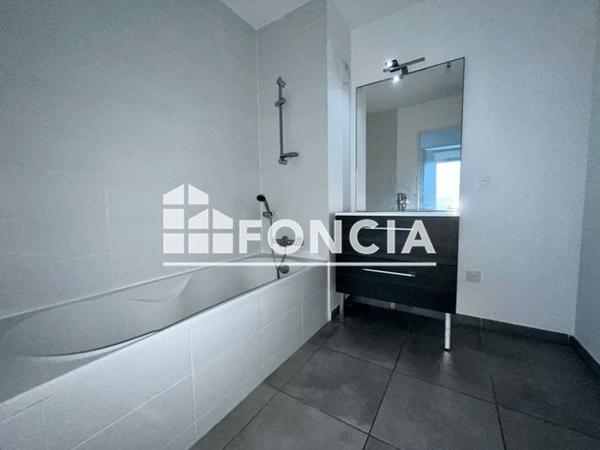 Location Appartement 3 pièces 59.2 m² - RUE DE LESSIVAS Bron 69500