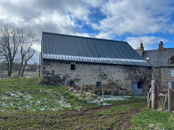 Laveissenet (15300) GRANGE AVEC TERRAIN – SECTEUR MURAT