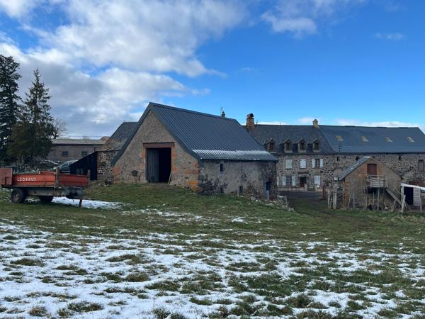 Laveissenet (15300) GRANGE AVEC TERRAIN – SECTEUR MURAT