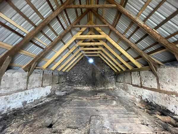 Laveissenet (15300) GRANGE AVEC TERRAIN – SECTEUR MURAT