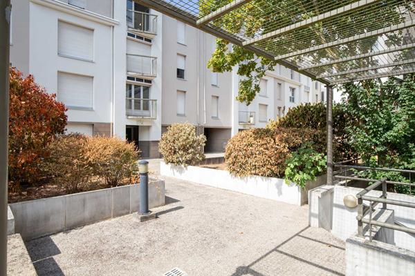 A VENDRE NANTES CITE DES CONGRES TYPE 2 EN DUPLEX AVEC PARKING ET LOCATAIRE EN PLACE
