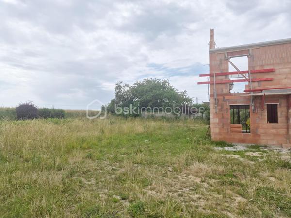 Un terrain viabilisé de 549M2 sur la commune de Neuilly-en-Thelle. Dans un lotissement dénommé La Ferme de Marcel.