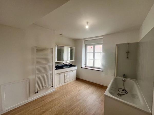 Location                                                      Appartement
                        
                     4 pièces                      101 m2                     à Mauregny-en-Haye