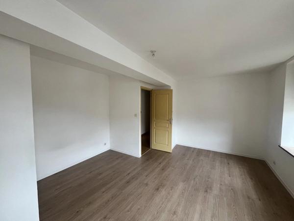 Location                                                      Appartement
                        
                     4 pièces                      101 m2                     à Mauregny-en-Haye