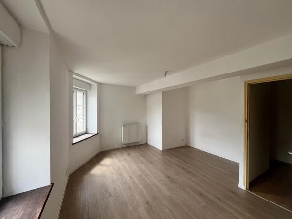Location                                                      Appartement
                        
                     4 pièces                      101 m2                     à Mauregny-en-Haye