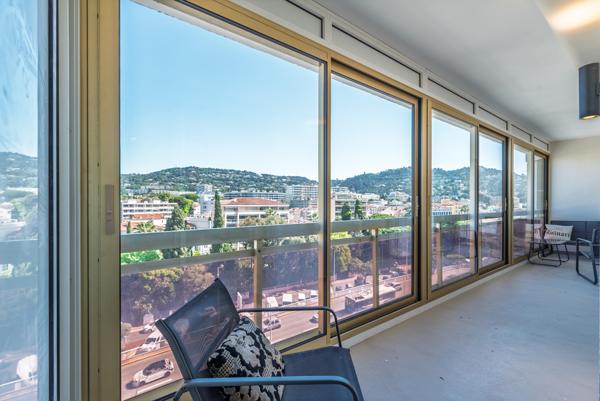 Cannes : Cannes-coeur  Banane, 3 pièces rénové étage élevé avec loggia