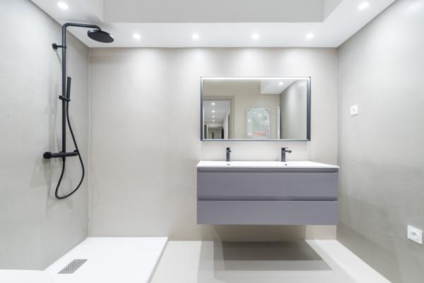 Cannes : Cannes-coeur  Banane, 3 pièces rénové étage élevé avec loggia