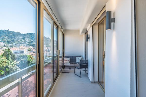Cannes : Cannes-coeur  Banane, 3 pièces rénové étage élevé avec loggia
