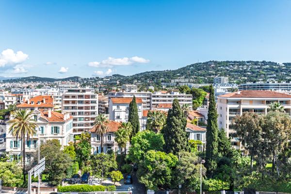 Cannes : Cannes-coeur  Banane, 3 pièces rénové étage élevé avec loggia