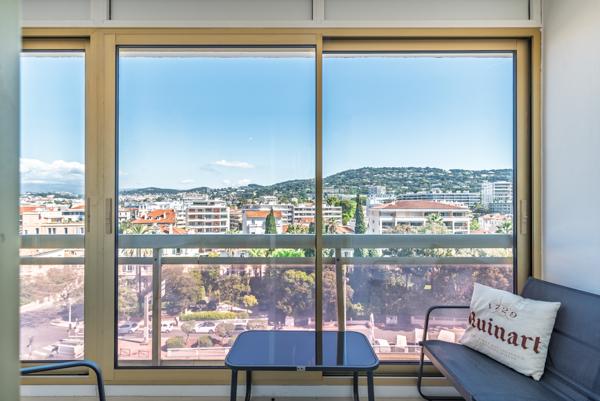 Cannes : Cannes-coeur  Banane, 3 pièces rénové étage élevé avec loggia