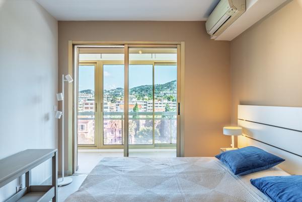 Cannes : Cannes-coeur  Banane, 3 pièces rénové étage élevé avec loggia