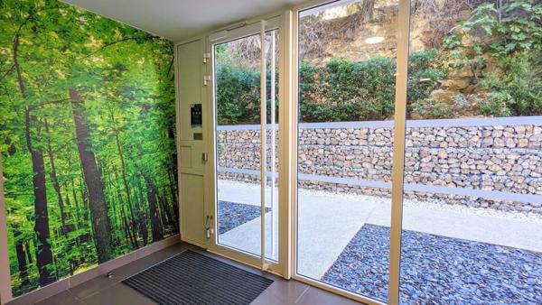 Magnifique appartement T3 recent avec terrasse vue degagée et parking .