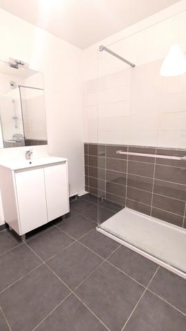 Magnifique appartement T3 recent avec terrasse vue degagée et parking .