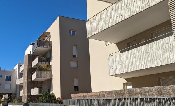 Magnifique appartement T3 recent avec terrasse vue degagée et parking .