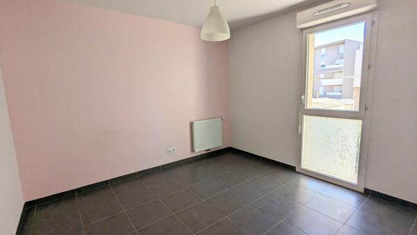 Magnifique appartement T3 recent avec terrasse vue degagée et parking .