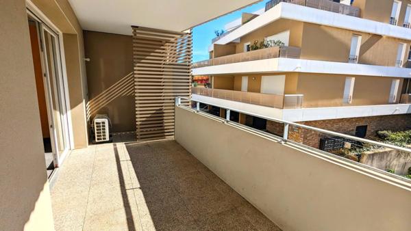 Magnifique appartement T3 recent avec terrasse vue degagée et parking .