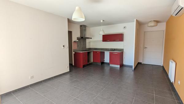 Magnifique appartement T3 recent avec terrasse vue degagée et parking .