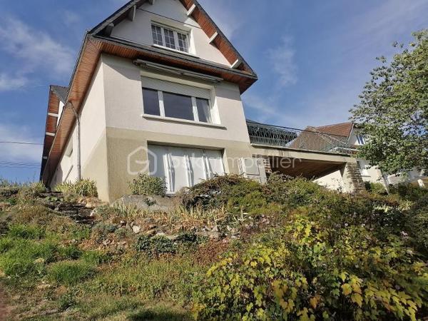 RETHEL, vue imprenable pour cette belle et spacieuse maison comprenant au rdc : hall d'entrée, cuisine, séjour double, salon, chambre ou bureau, sdd. A l'étage palier desservant 3 grandes chambres, lingerie et grenier. Garage et sous-sol total avec deux pièces pouvant servir à activité indépendante ou pièces de jeu. Chauffage par pompe à chaleur ou gaz de ville. Jardin paysager de 322 m² environ. IDEAL CLIENTELE RETHELOISE OU REMOISE.