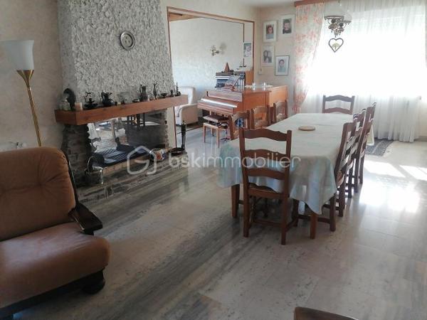 RETHEL, vue imprenable pour cette belle et spacieuse maison comprenant au rdc : hall d'entrée, cuisine, séjour double, salon, chambre ou bureau, sdd. A l'étage palier desservant 3 grandes chambres, lingerie et grenier. Garage et sous-sol total avec deux pièces pouvant servir à activité indépendante ou pièces de jeu. Chauffage par pompe à chaleur ou gaz de ville. Jardin paysager de 322 m² environ. IDEAL CLIENTELE RETHELOISE OU REMOISE.