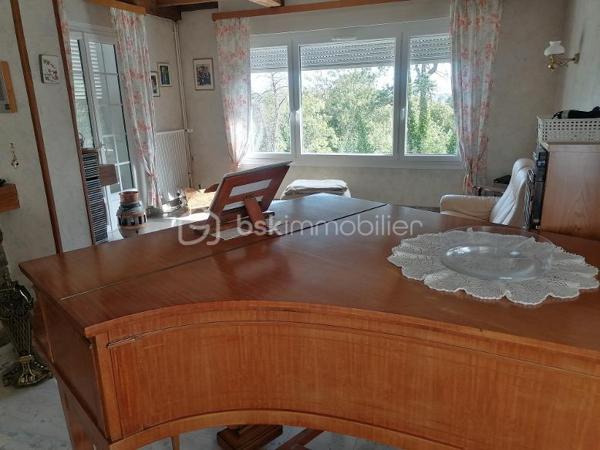 RETHEL, vue imprenable pour cette belle et spacieuse maison comprenant au rdc : hall d'entrée, cuisine, séjour double, salon, chambre ou bureau, sdd. A l'étage palier desservant 3 grandes chambres, lingerie et grenier. Garage et sous-sol total avec deux pièces pouvant servir à activité indépendante ou pièces de jeu. Chauffage par pompe à chaleur ou gaz de ville. Jardin paysager de 322 m² environ. IDEAL CLIENTELE RETHELOISE OU REMOISE.