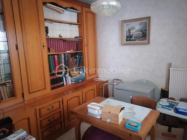 RETHEL, vue imprenable pour cette belle et spacieuse maison comprenant au rdc : hall d'entrée, cuisine, séjour double, salon, chambre ou bureau, sdd. A l'étage palier desservant 3 grandes chambres, lingerie et grenier. Garage et sous-sol total avec deux pièces pouvant servir à activité indépendante ou pièces de jeu. Chauffage par pompe à chaleur ou gaz de ville. Jardin paysager de 322 m² environ. IDEAL CLIENTELE RETHELOISE OU REMOISE.