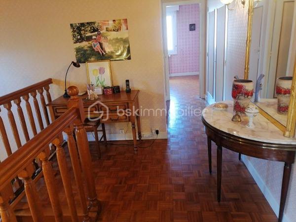 RETHEL, vue imprenable pour cette belle et spacieuse maison comprenant au rdc : hall d'entrée, cuisine, séjour double, salon, chambre ou bureau, sdd. A l'étage palier desservant 3 grandes chambres, lingerie et grenier. Garage et sous-sol total avec deux pièces pouvant servir à activité indépendante ou pièces de jeu. Chauffage par pompe à chaleur ou gaz de ville. Jardin paysager de 322 m² environ. IDEAL CLIENTELE RETHELOISE OU REMOISE.
