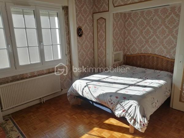 RETHEL, vue imprenable pour cette belle et spacieuse maison comprenant au rdc : hall d'entrée, cuisine, séjour double, salon, chambre ou bureau, sdd. A l'étage palier desservant 3 grandes chambres, lingerie et grenier. Garage et sous-sol total avec deux pièces pouvant servir à activité indépendante ou pièces de jeu. Chauffage par pompe à chaleur ou gaz de ville. Jardin paysager de 322 m² environ. IDEAL CLIENTELE RETHELOISE OU REMOISE.