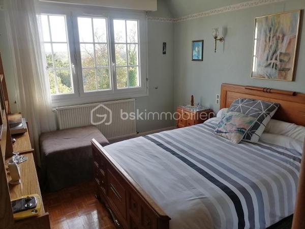 RETHEL, vue imprenable pour cette belle et spacieuse maison comprenant au rdc : hall d'entrée, cuisine, séjour double, salon, chambre ou bureau, sdd. A l'étage palier desservant 3 grandes chambres, lingerie et grenier. Garage et sous-sol total avec deux pièces pouvant servir à activité indépendante ou pièces de jeu. Chauffage par pompe à chaleur ou gaz de ville. Jardin paysager de 322 m² environ. IDEAL CLIENTELE RETHELOISE OU REMOISE.