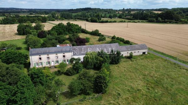 Ancien bâtiment de ferme du XIXe siècle rénové, dans la Sarthe, à vendre