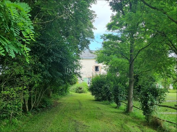 Ancien bâtiment de ferme du XIXe siècle rénové, dans la Sarthe, à vendre