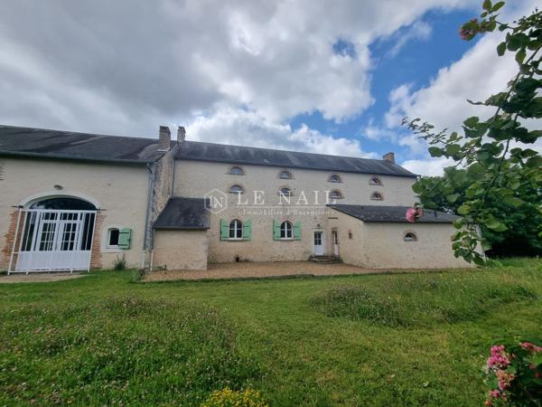 Ancien bâtiment de ferme du XIXe siècle rénové, dans la Sarthe, à vendre